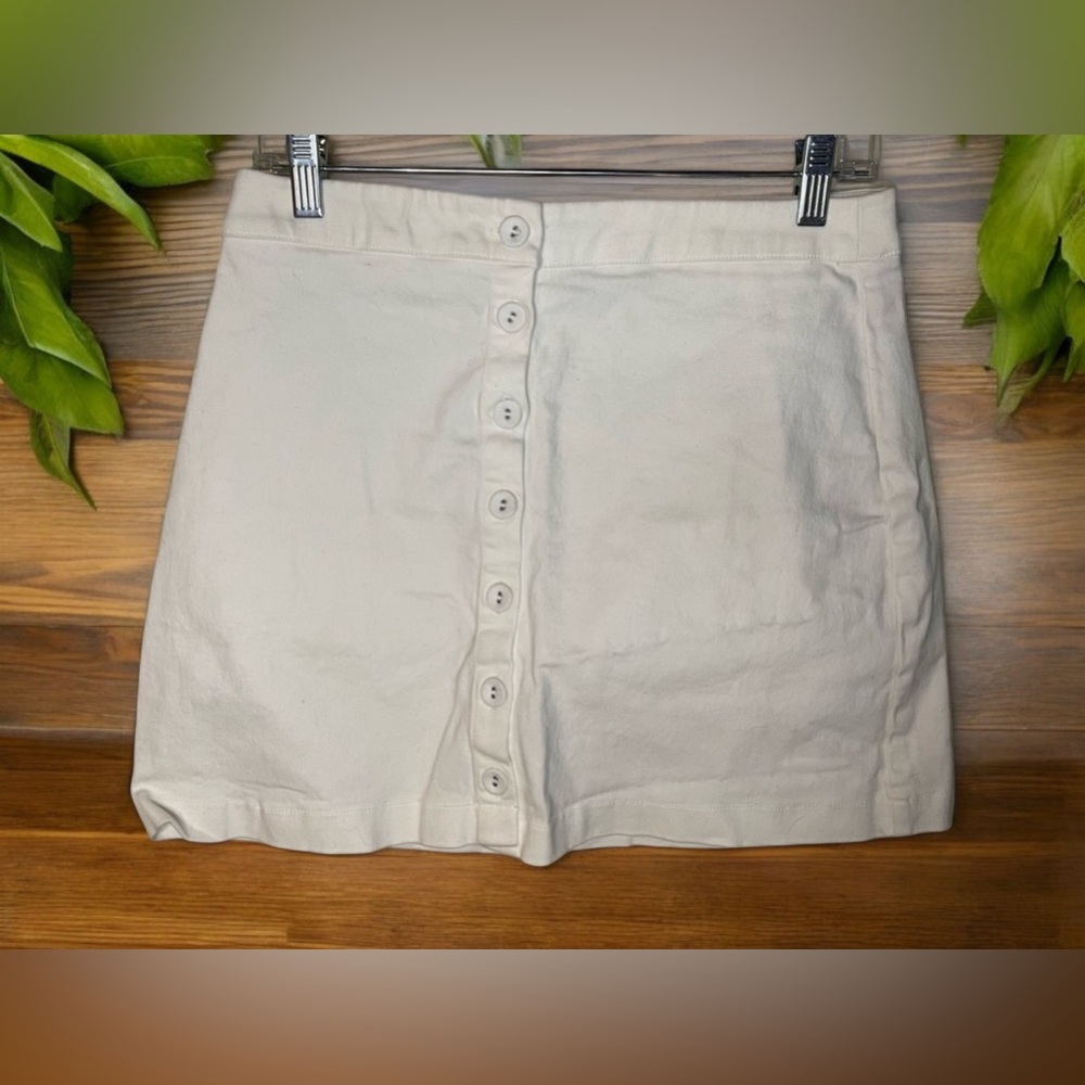 ⭐️ White skirt size large Forever 21. Buttons all down front. Stretchy but tight